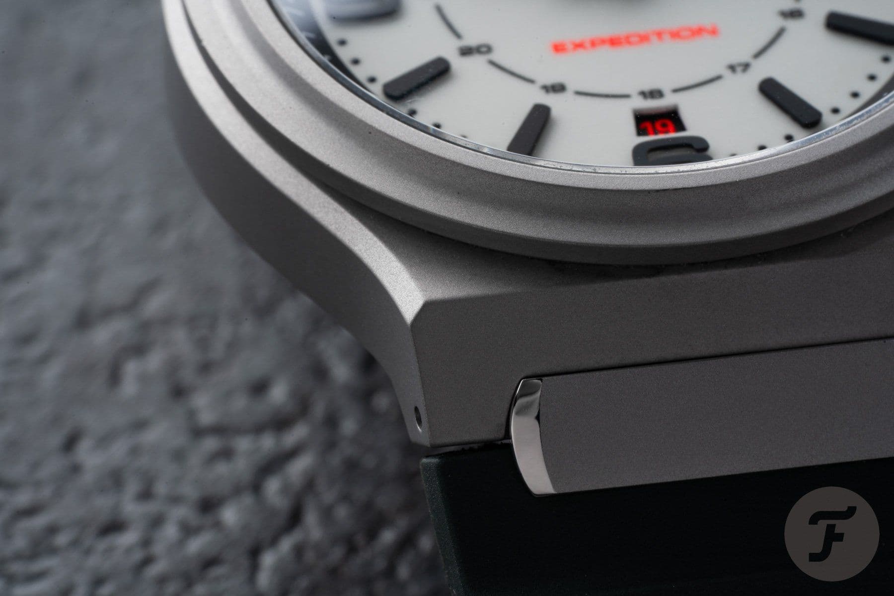 Straum Expedition bezel and lug detail