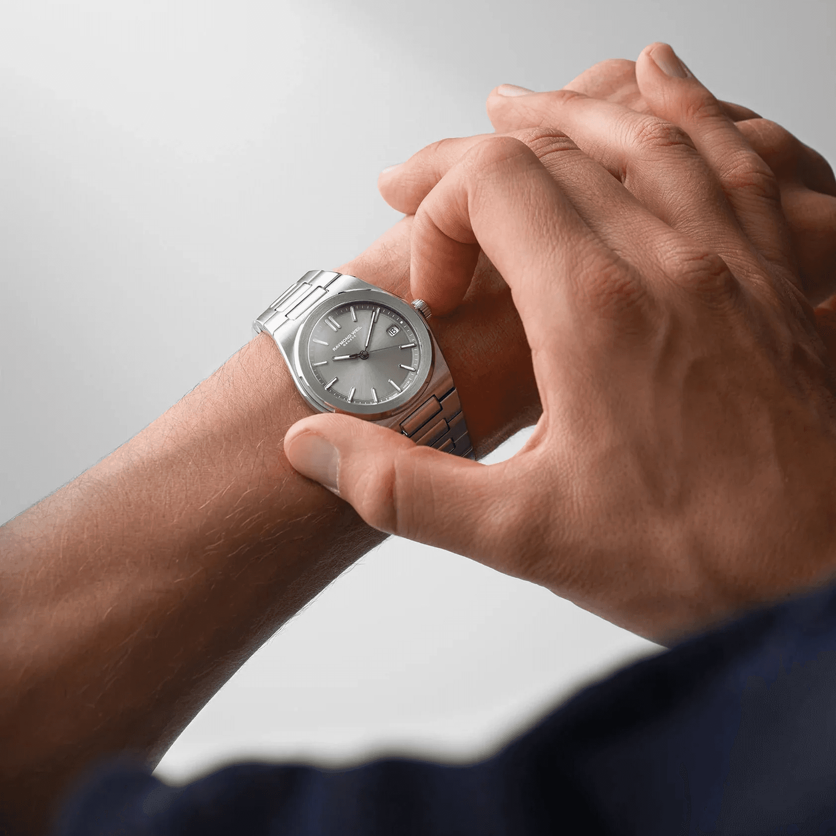 Raymond Weil's A.R.T. Collection Understands the Smart Way to Enter the Integrated-Bracelet Fight
